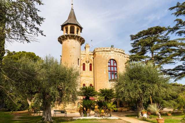 Villa Delvecchio: quella fiabesca dimora da "mille e una notte" che si erge su una collina di Mola